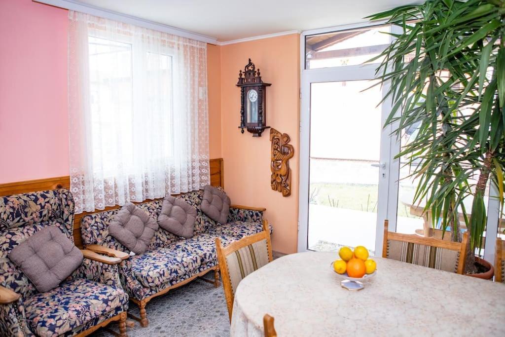 Hotel Lucky 2 Pavel Banya Exterior foto