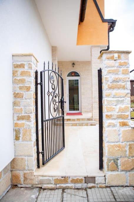 Hotel Lucky 2 Pavel Banya Exterior foto